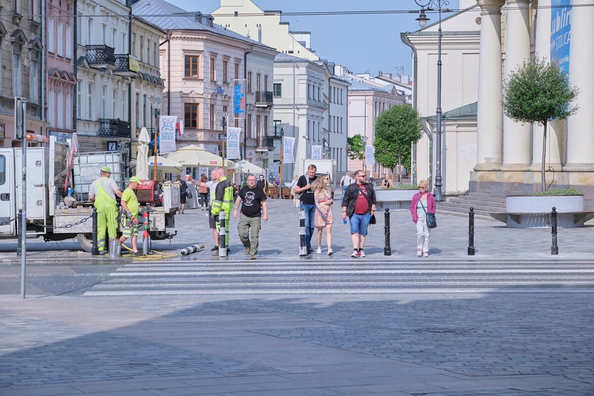 Słupki przy przejściu dla pieszych na deptaku przed Bramą Krakowską