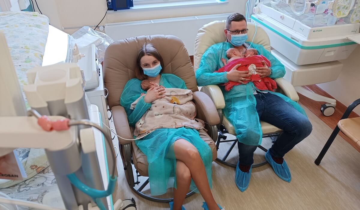Trojaczki z rodzicami w sali neonatologicznej w SPSK 4 w Lublinie