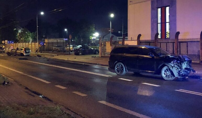 Wypadek z udziałem BMW i dwóch inny aut na ul. Krochmalnej