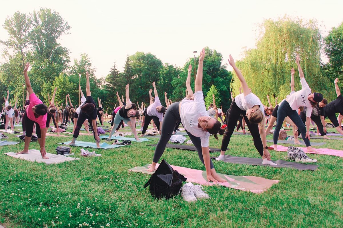 Bezpłatne zajęcia jogi na trawie w Parku Ludowym