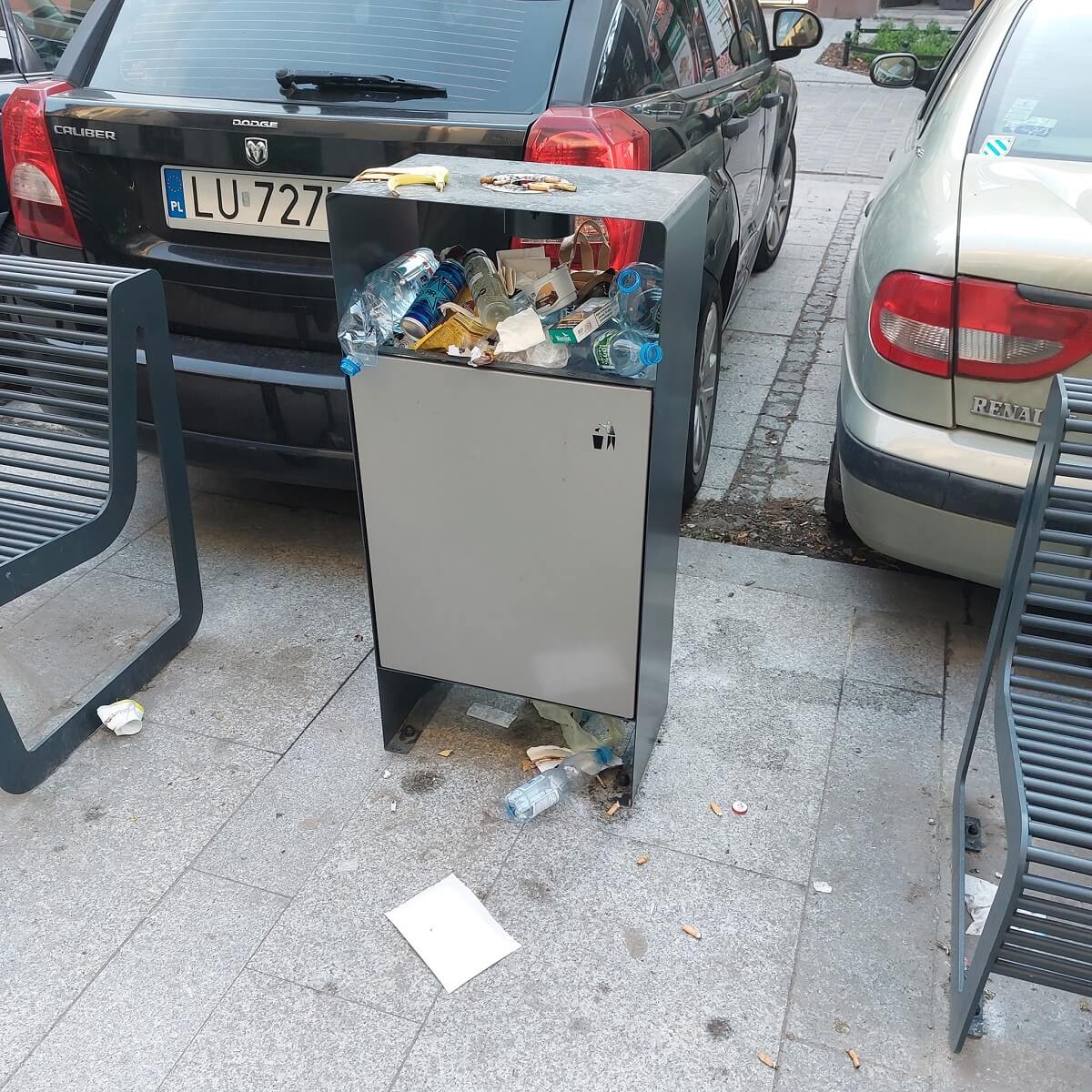 Przepełnione kosze i zalegające śmieci na ul. 1 Maja