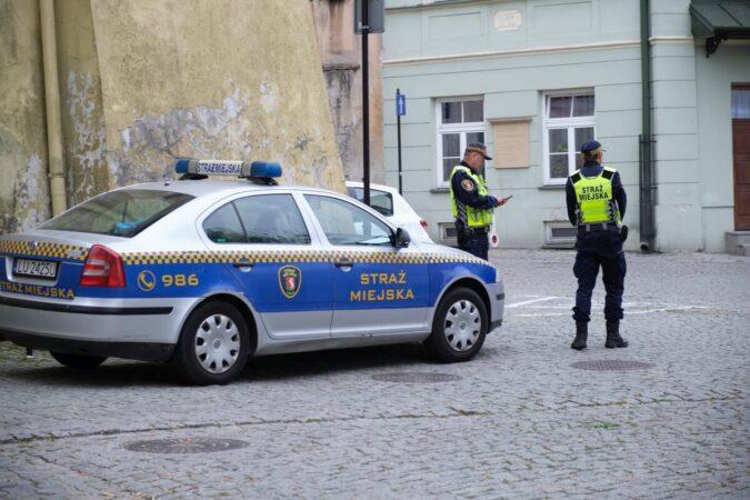 Patrol Straży Miejskiej pilnujący wjazdu na Stare Miasto w Lublinie