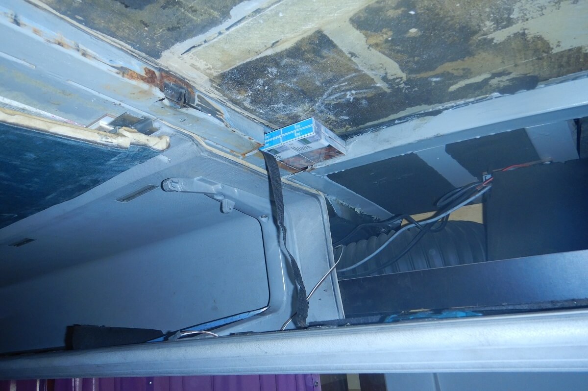 Papierosy w przerobionym profilu w dachu autokaru