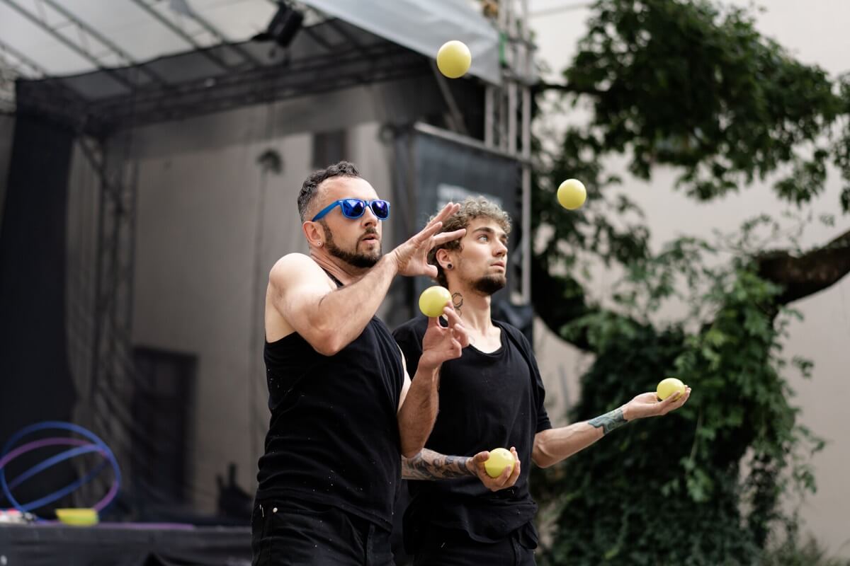 Dwóch mężczyzn żongluje piłeczkami
