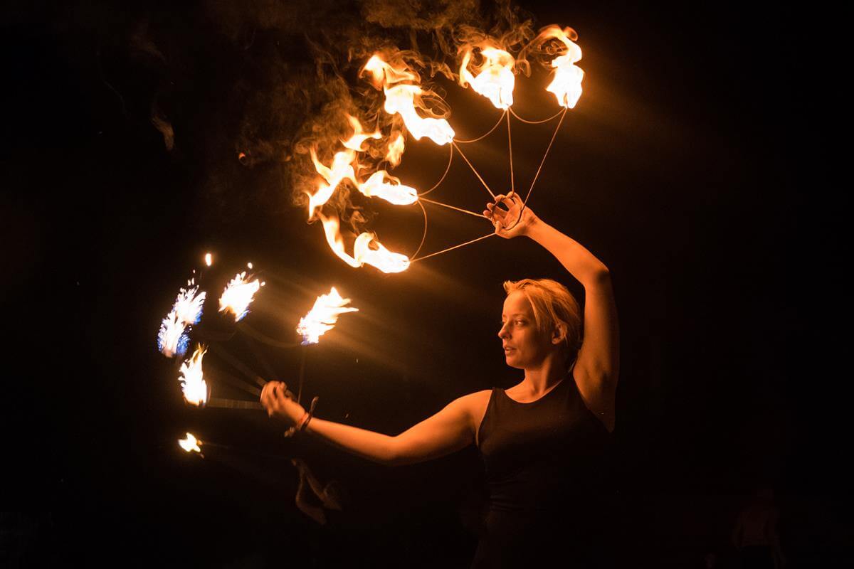 nocny fire show
