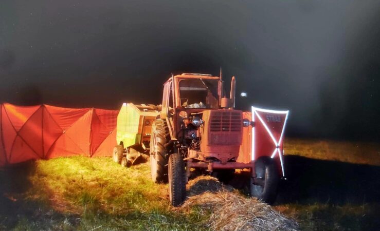 Ciągnik z prasą rolniczą do belowania słomy