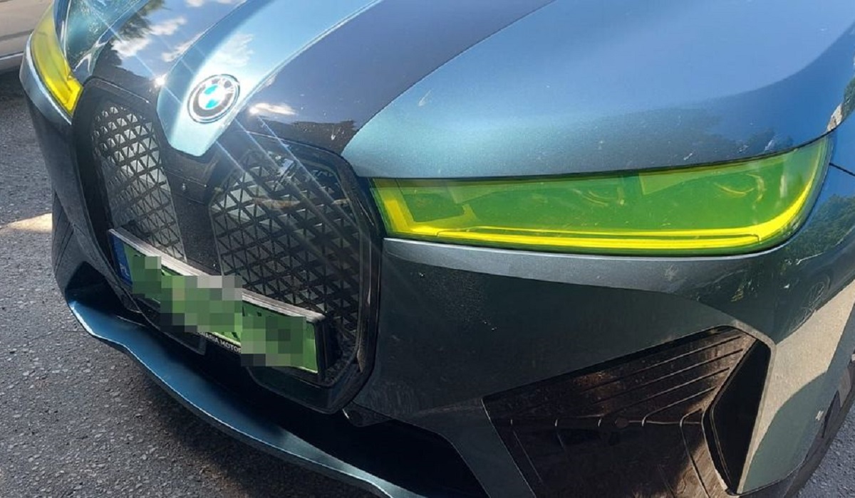 Właściciel nowego BMW zmienił kolor lamp na zielony