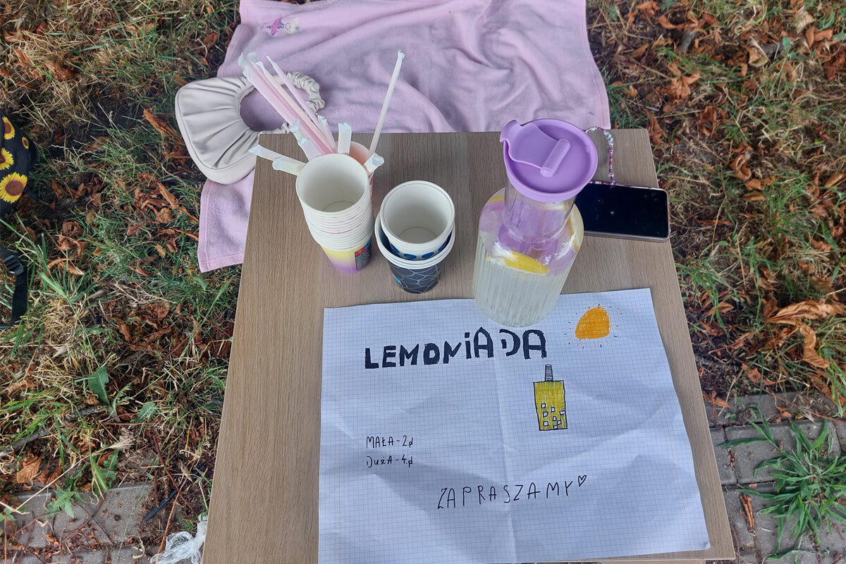 sprzedaż lemoniady na ulicy