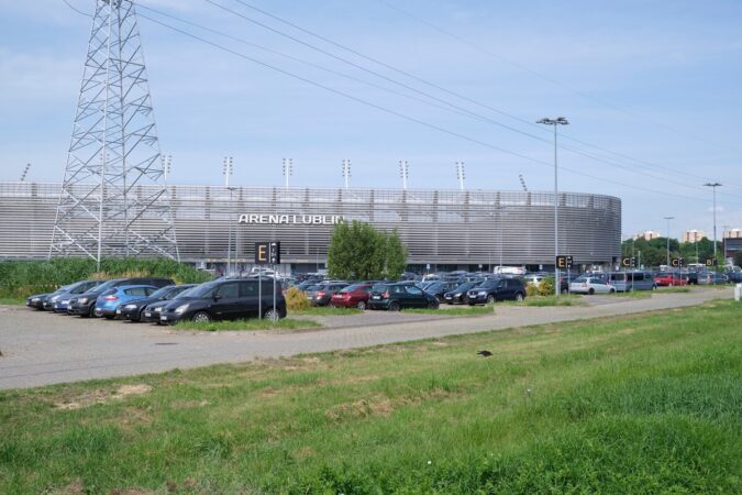 Samochody zaparkowane wokół stadionu Arena Lublin