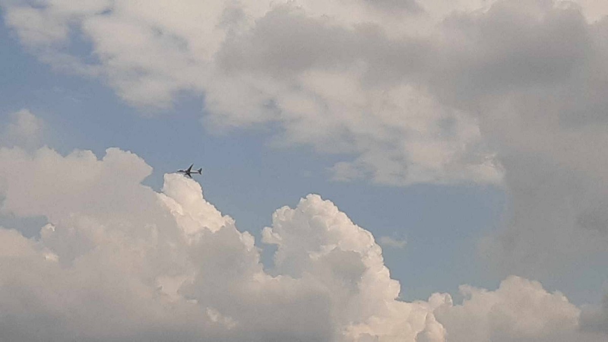 Samolot PLL LOT krążący nad lotniskiem w Świdniku
