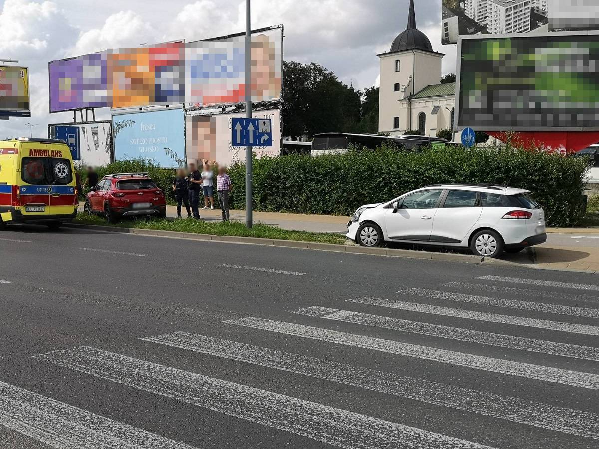 Zderzenie renault z kią na rondzie Dmowskiego w Lublinie