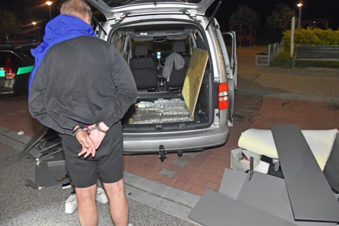 Zabezpieczanie przez funkcjonariuszy NOSG narkotyków znajdujących się w podłodze samochodu osobowego