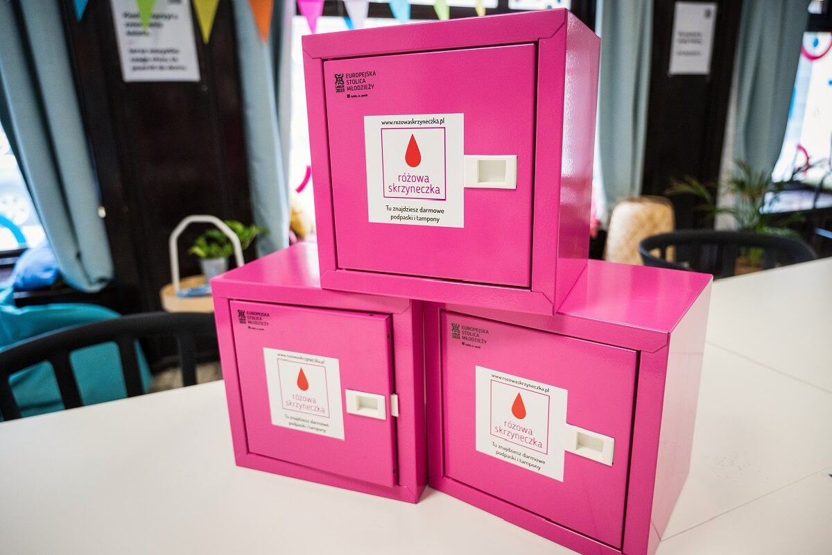 różowe skrzyneczki menstruacyjne w lubelskich szkołach