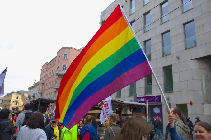 Flaga w tęcze na Marszu Równości w Lublinie