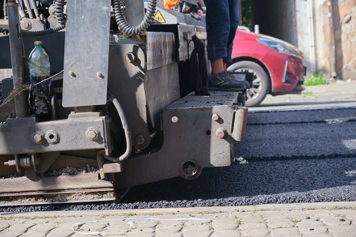 Drogowcy układają asfalt na remontowanym odcinku ul. Nadbystrzyckiej