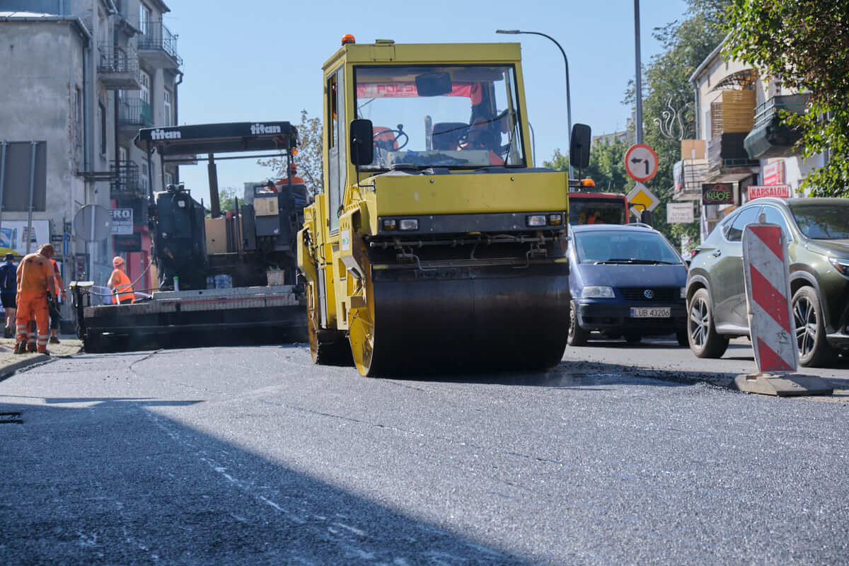 Drogowcy układają asfalt na remontowanym odcinku ul. Nadbystrzyckiej