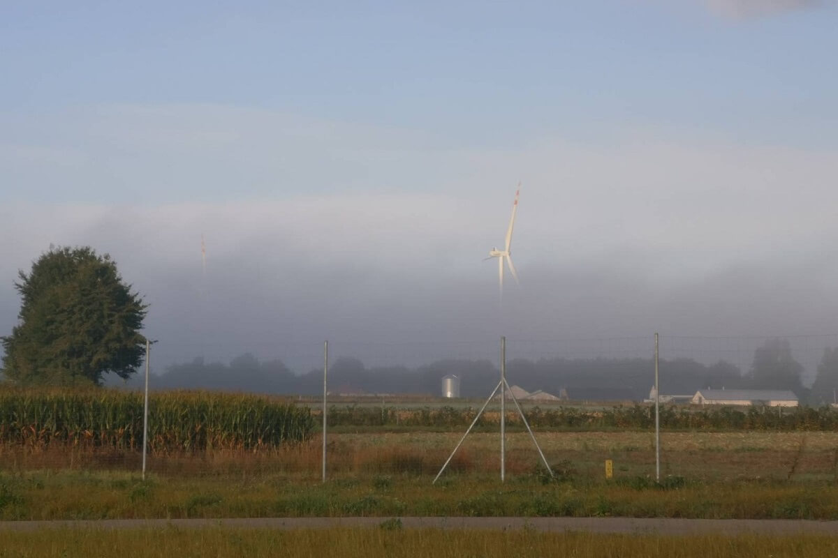Wielka farma wiatrowa powstaje pod Kraśnikiem. Turbiny wiatrowe są widoczne z wielu kilometrów