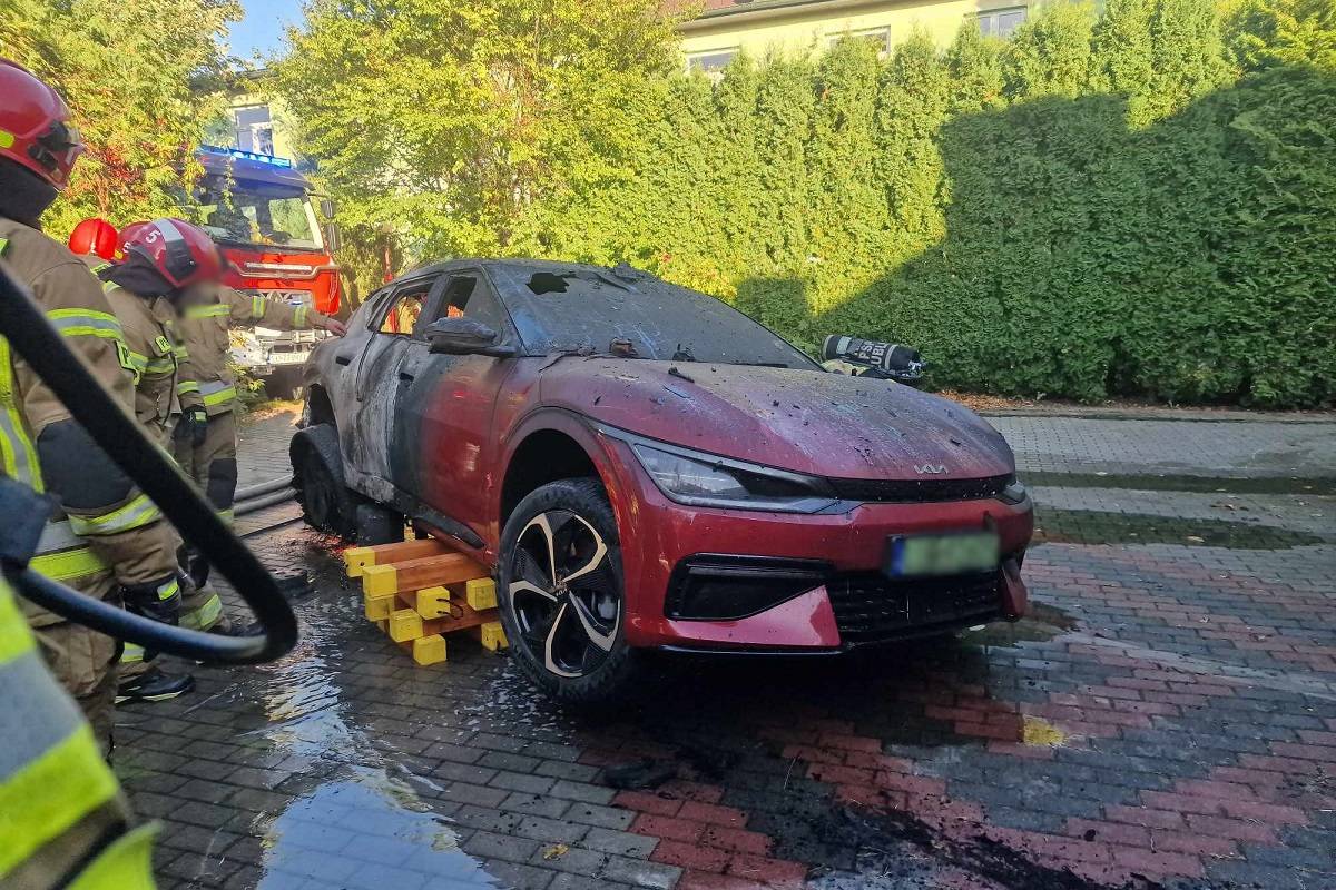 Pożar samochodu elektrycznego Kia w przydomowym garażu w Borzechowie