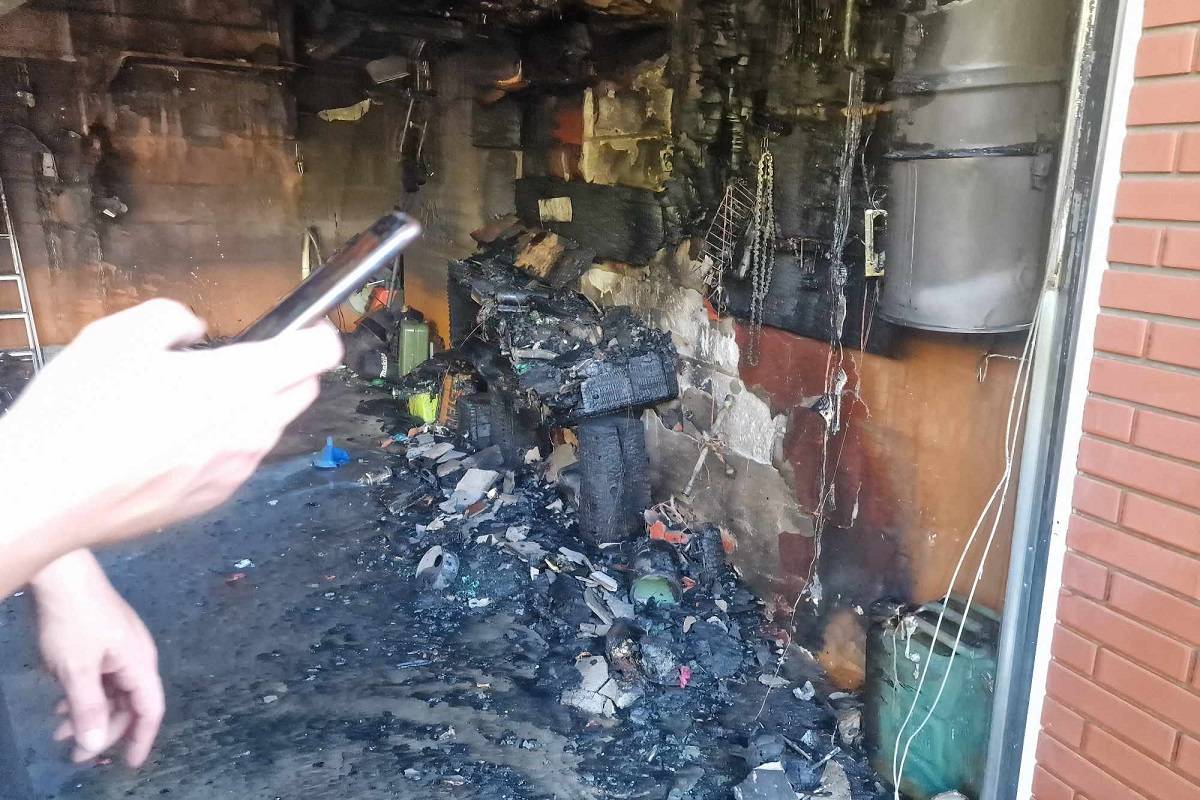 Pożar samochodu elektrycznego Kia w przydomowym garażu w Borzechowie