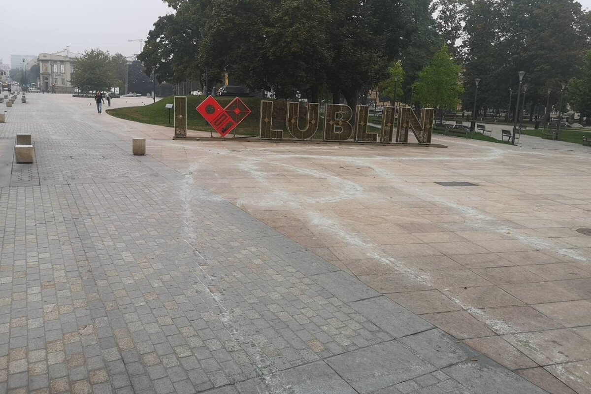 Biały proszek na Placu Litewskim
