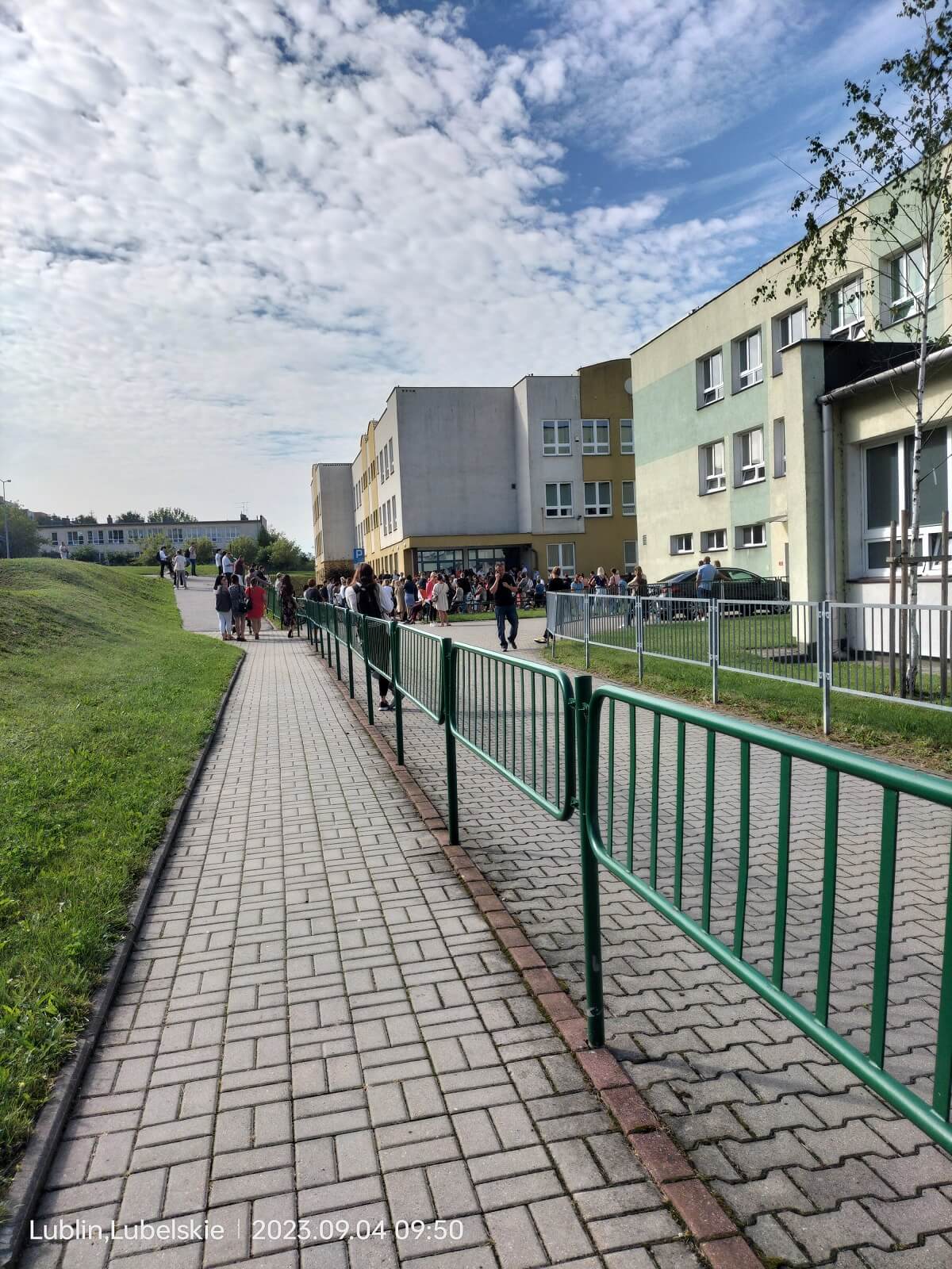 Rodzice oczekujący przed budynkiem Szkoły Podstawowej nr 30 w Lublinie