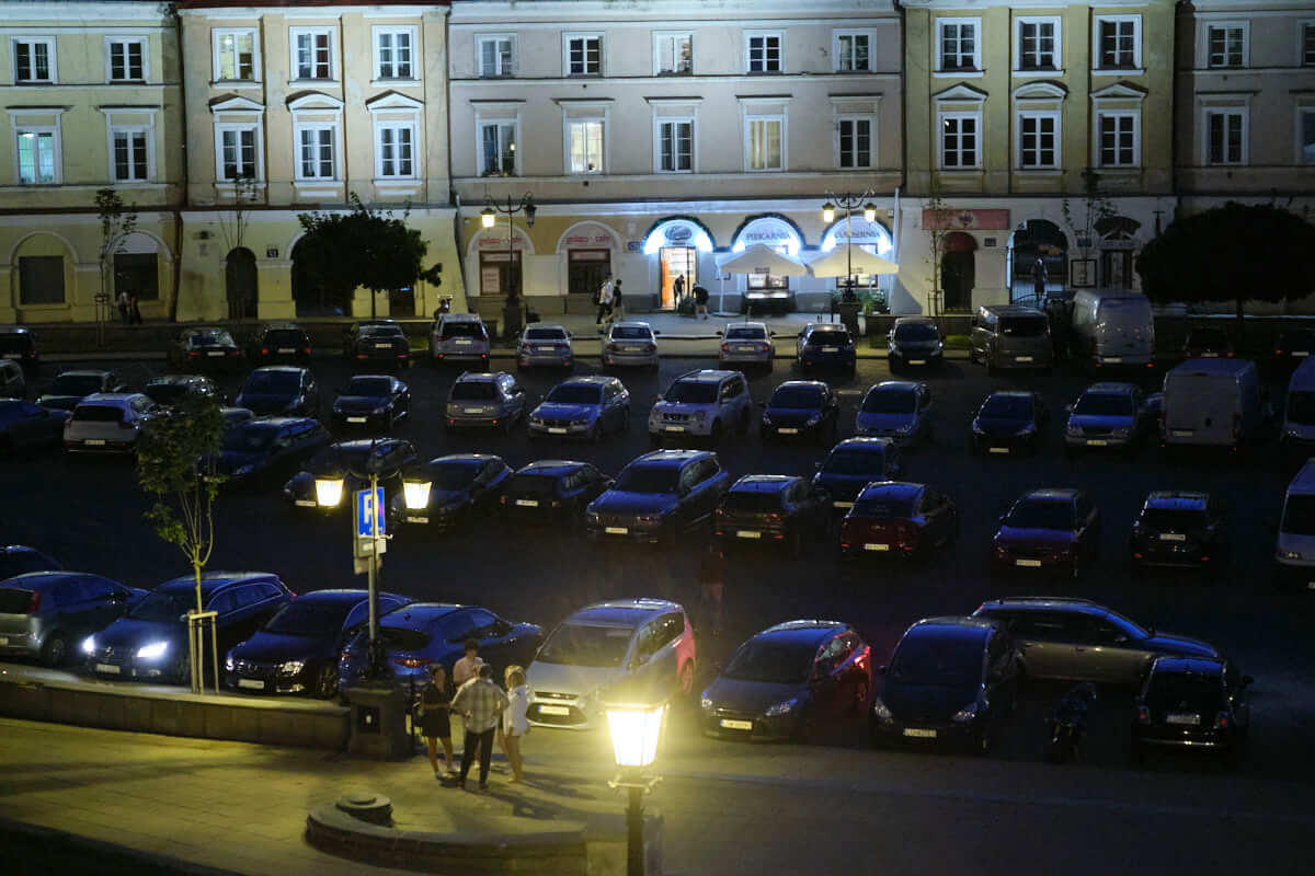 Samochody na Placu Zamkowym w Lublinie