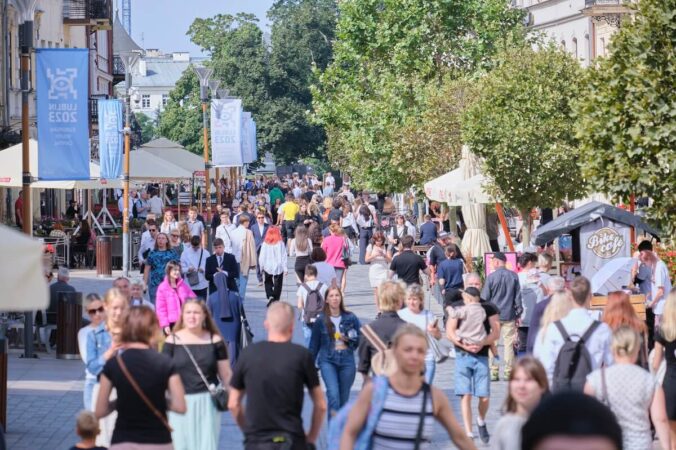 Tłum ludzi na deptaku w Lublinie