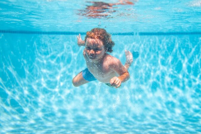 Dziecko pływające w basenie