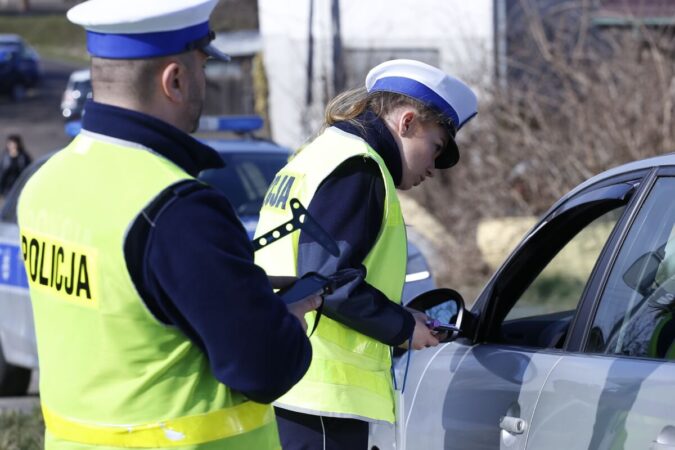 Policjanci prowadzący kontrolę trzeźwości u kierowcy