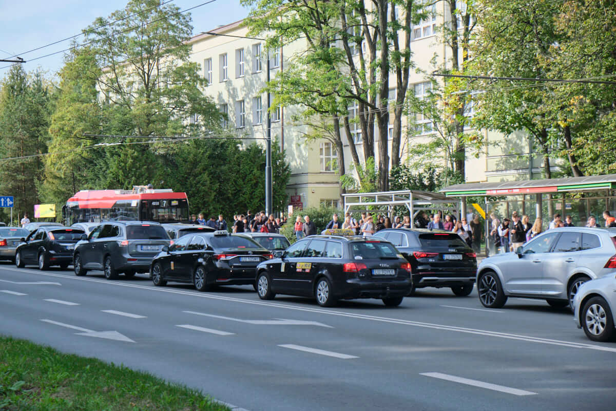 Samochody stojące w korku na Al. Racławickich