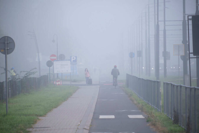 Rowerzysta znikający we mgle