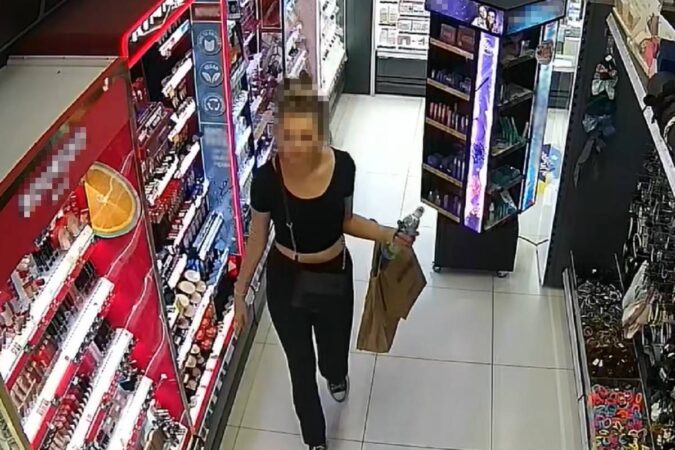 Młoda kobieta ukradła w Rossmannie markowe kosmetyki