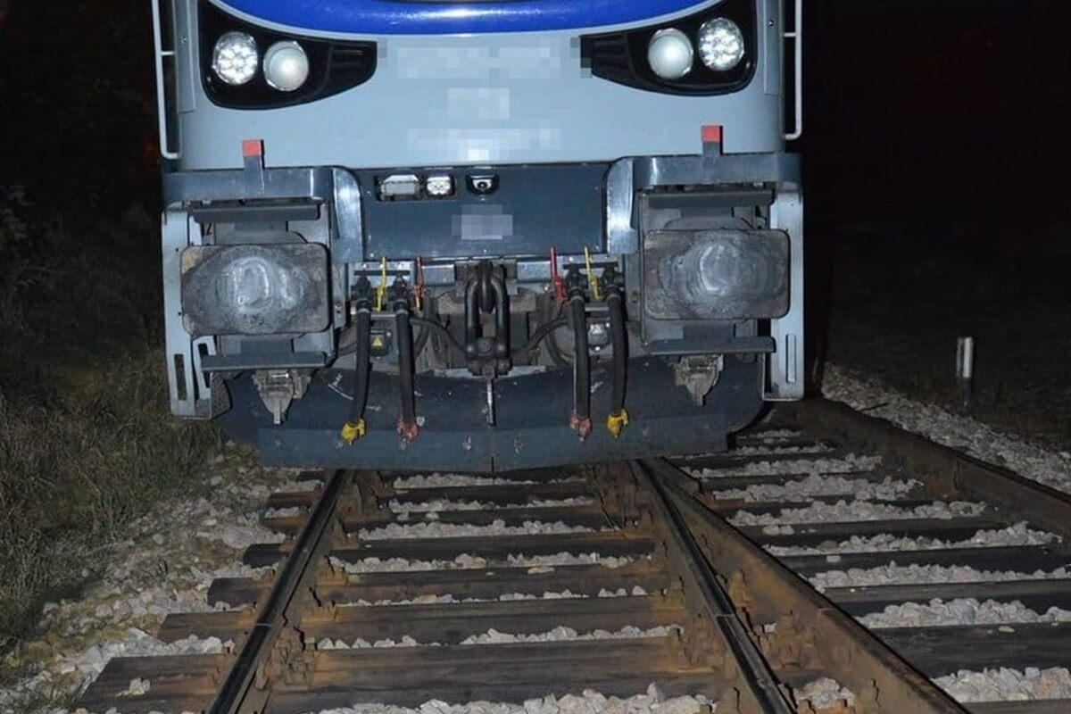 Pociąg potrącił leżącego na torach mężczyznę