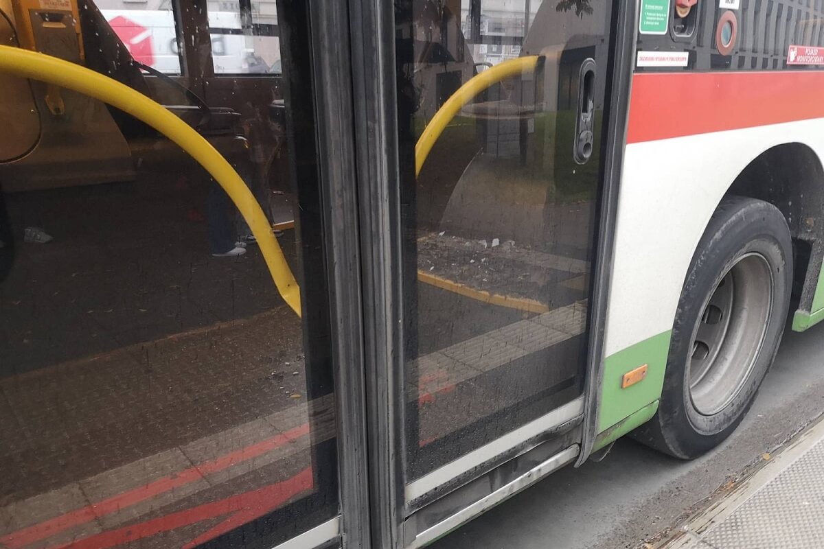 Rozbita szyba w autobusie miejskim