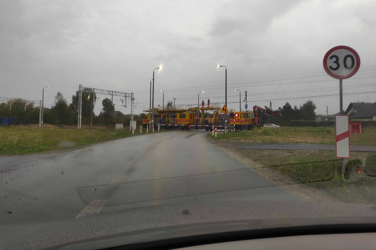 Zerwana sieć trakcyjna nad przejazdem kolejowym w Niedrzwicy Dużej