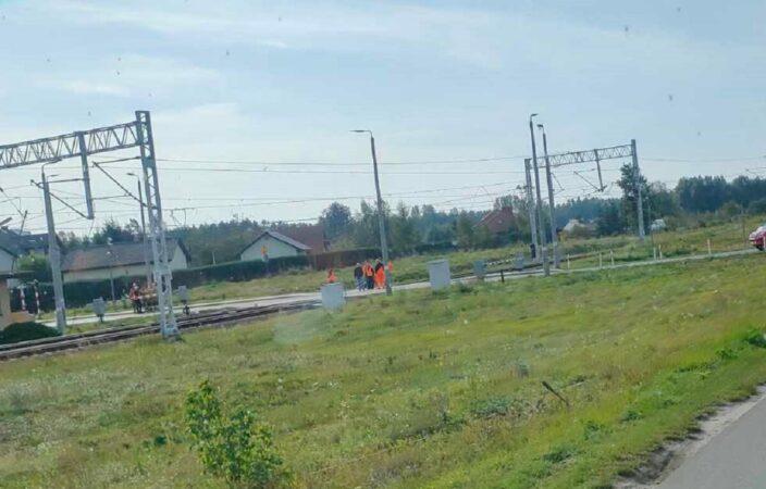 Zerwana trakcja kolejowa nad przejazdem w Niedrzwicy Dużej