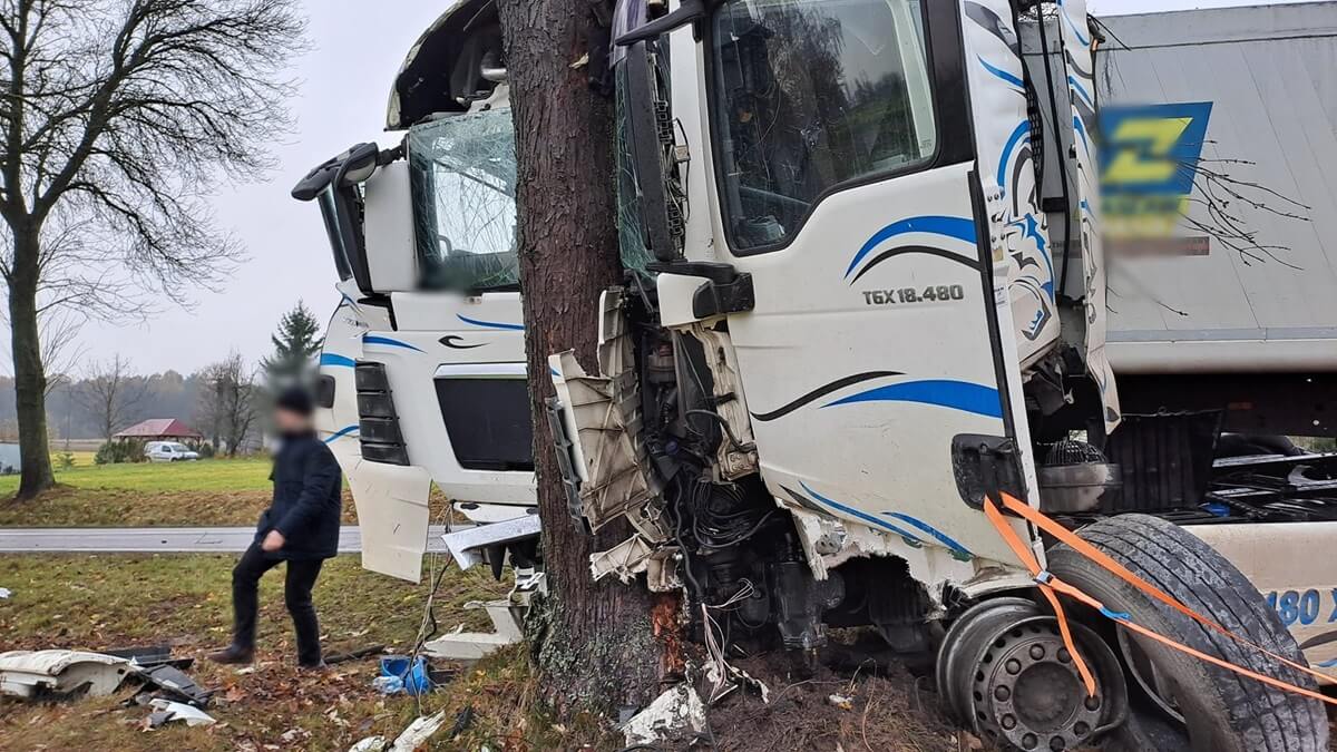 Kierowca ciężarowego MAN po zderzeniu z kią uderzył w drzewo