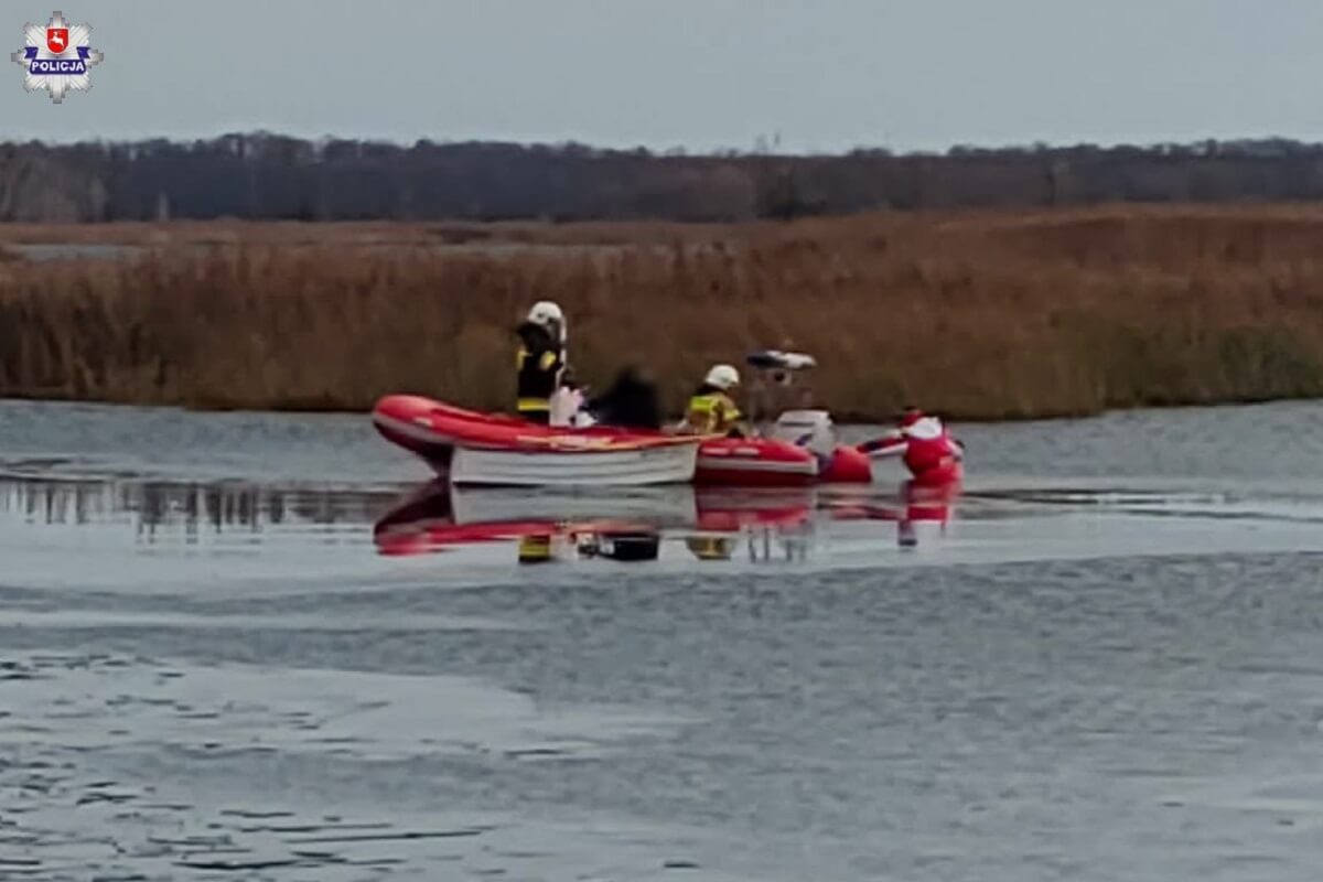 strażacy w łódce na wodzie