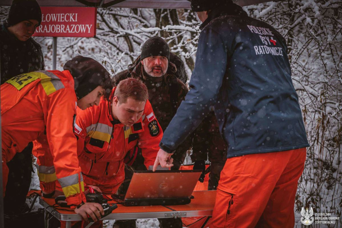 Zagubili się podczas grzybobrania. Na pomoc ruszyły psy ratownicze, terytorialsi i jednostka K9 - to były ćwiczenia w terenie 3 Koordynacja działań poszukiwawczych