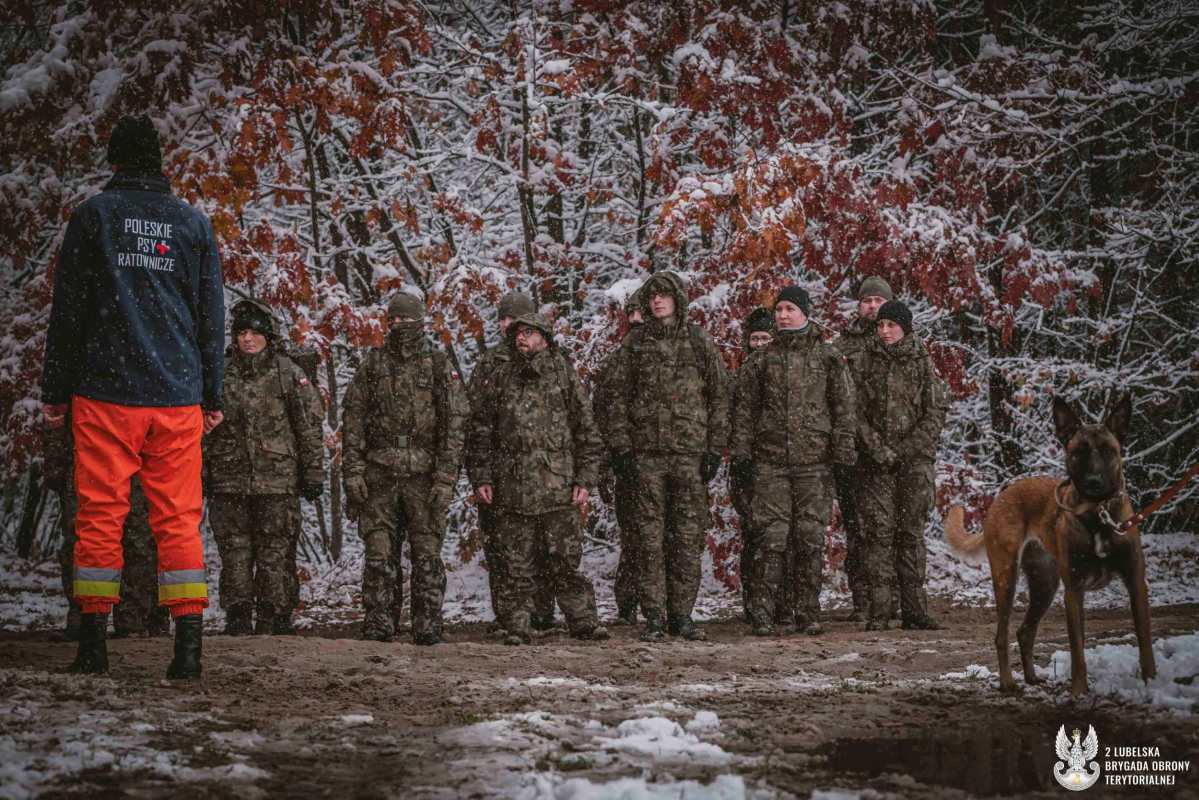 Zagubili się podczas grzybobrania. Na pomoc ruszyły psy ratownicze, terytorialsi i jednostka K9 - to były ćwiczenia w terenie 4 2LBOT ćwiczenia poszukiwawcze