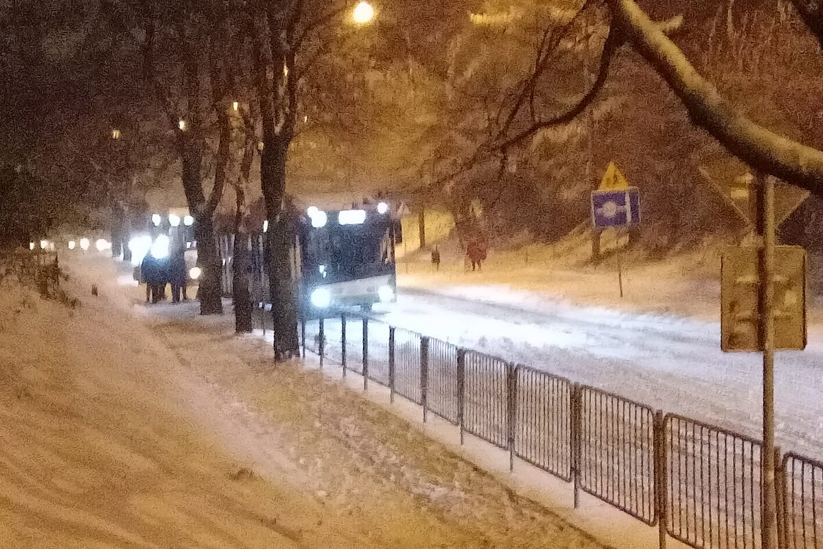 Autobusy stojące na wzniesieniu ul. Kosmowskiej