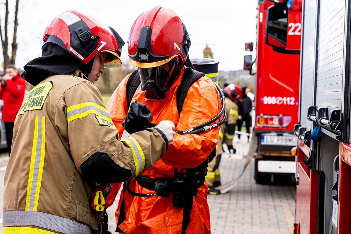 Ćwiczenia służb ratunkowych na wypadek wycieku paliwa z cysterny