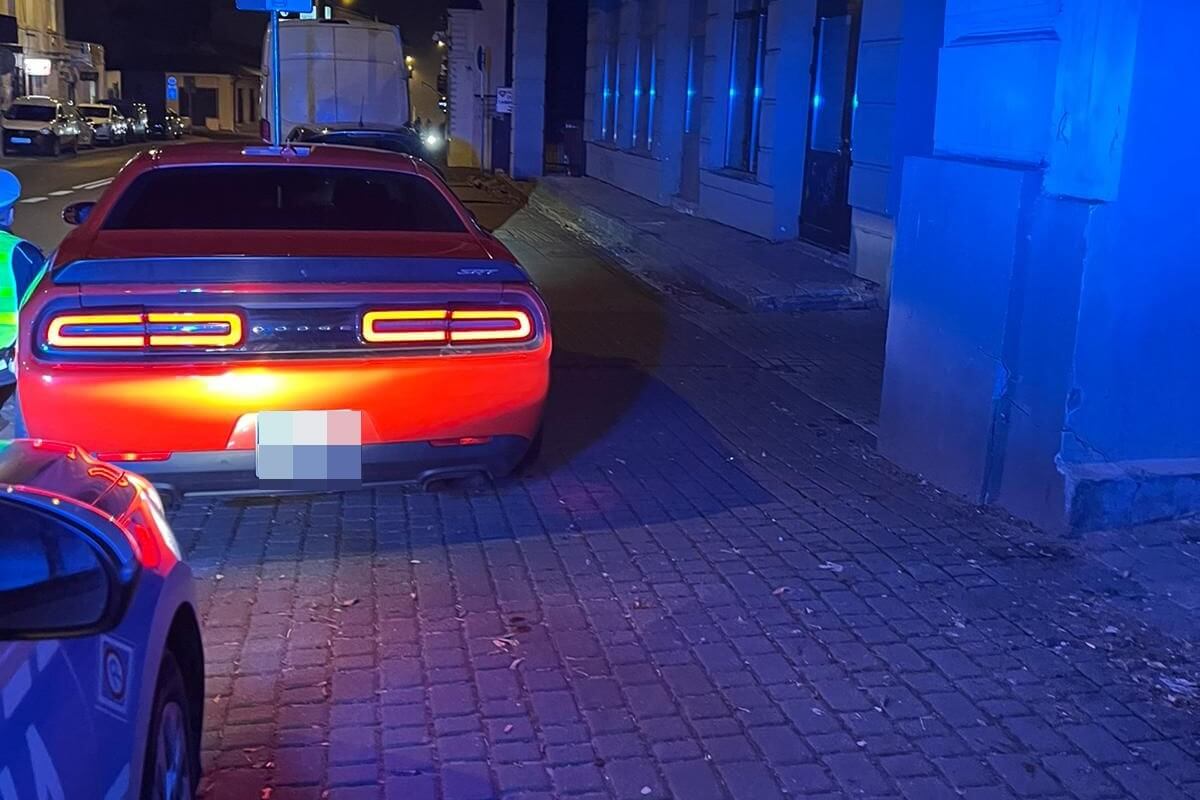 Dodge zatrzymany do kontroli policyjnej w centrum Lublina