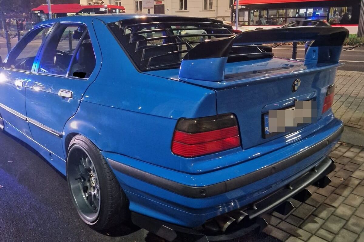 Niebieskie BMW po modyfikacjach zatrzymane do kontroli w centrum Lublina