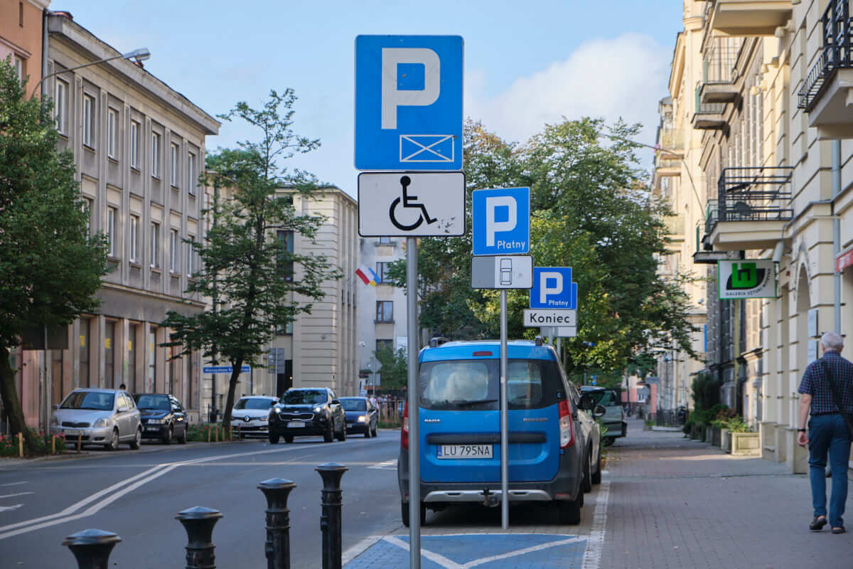 samochody zaparkowane w strefie płatnego parkowania (SPP) w Lublinie