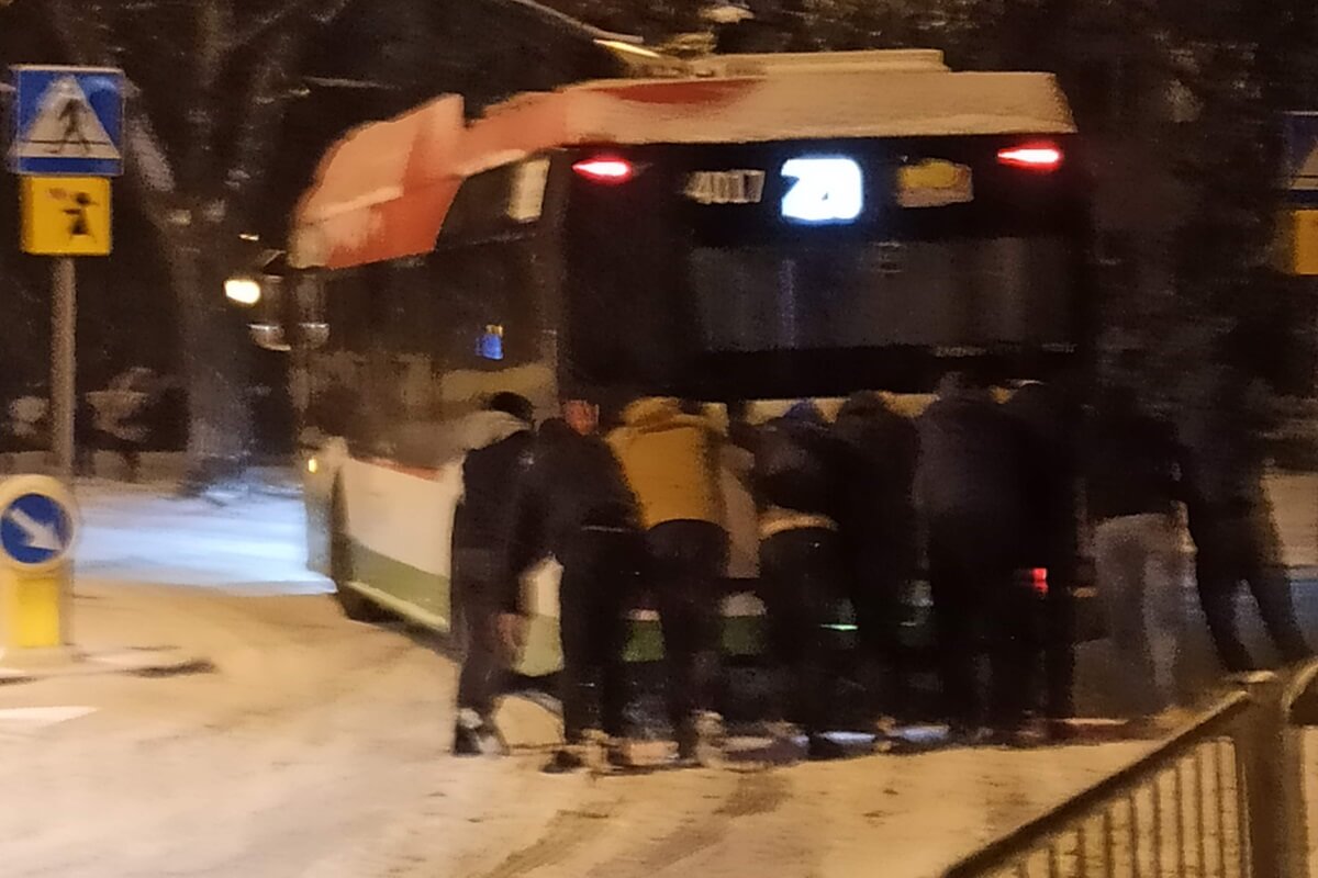 Świadkowie pchający autobus pod wzniesienie na ul. Kosmowskiej w Lublinie