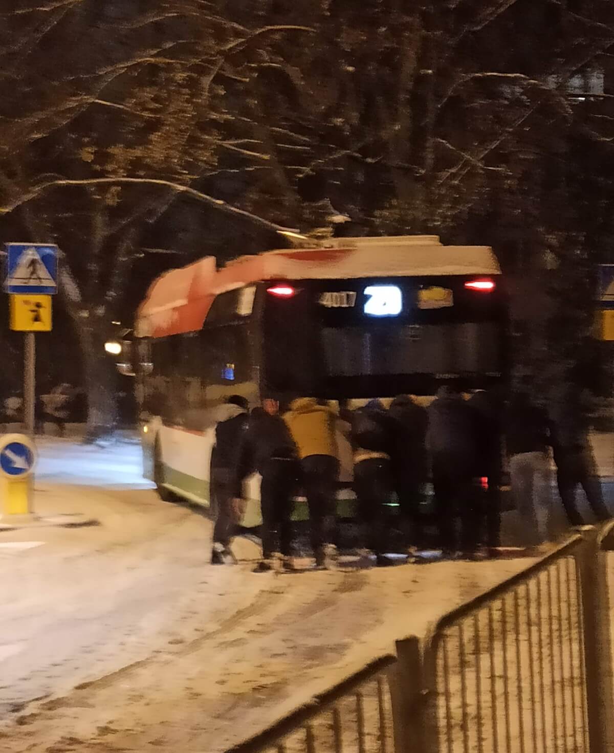 Pasażerowie pchający autobus linii nr 29 pod wzniesienie na ul. Kosmowskiej w Lublinie