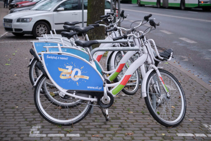 rowery miejskie stojące na stacji Lubelskiego Roweru Miejskiego