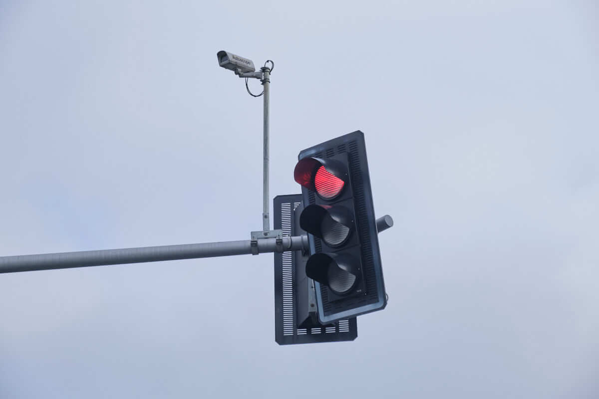 Sygnalizator wskazujący światło czerwone z kamerą