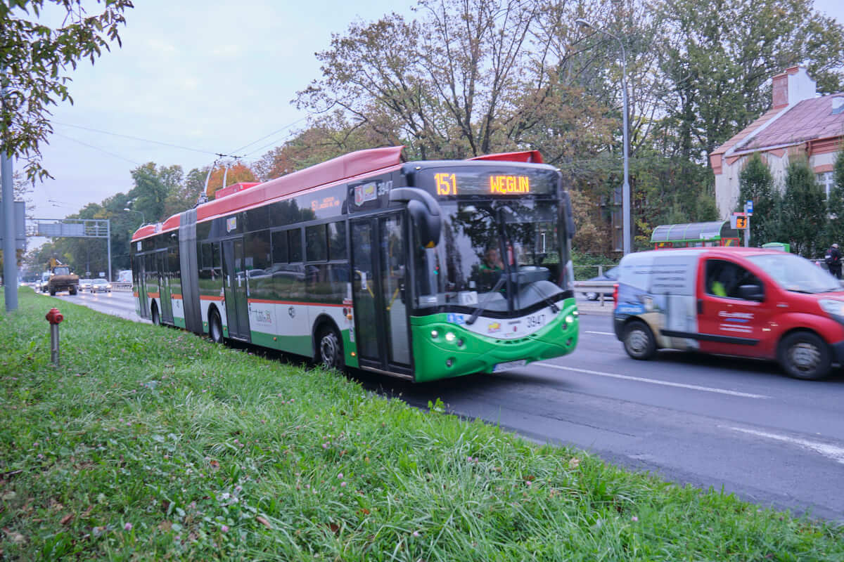 Trolejbus przegubowy na linii nr 151